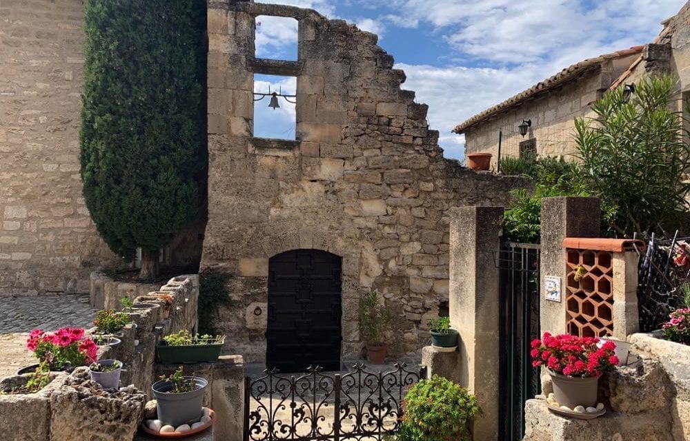 Explore Les-Baux-de-Provence – Beautiful hilltop village