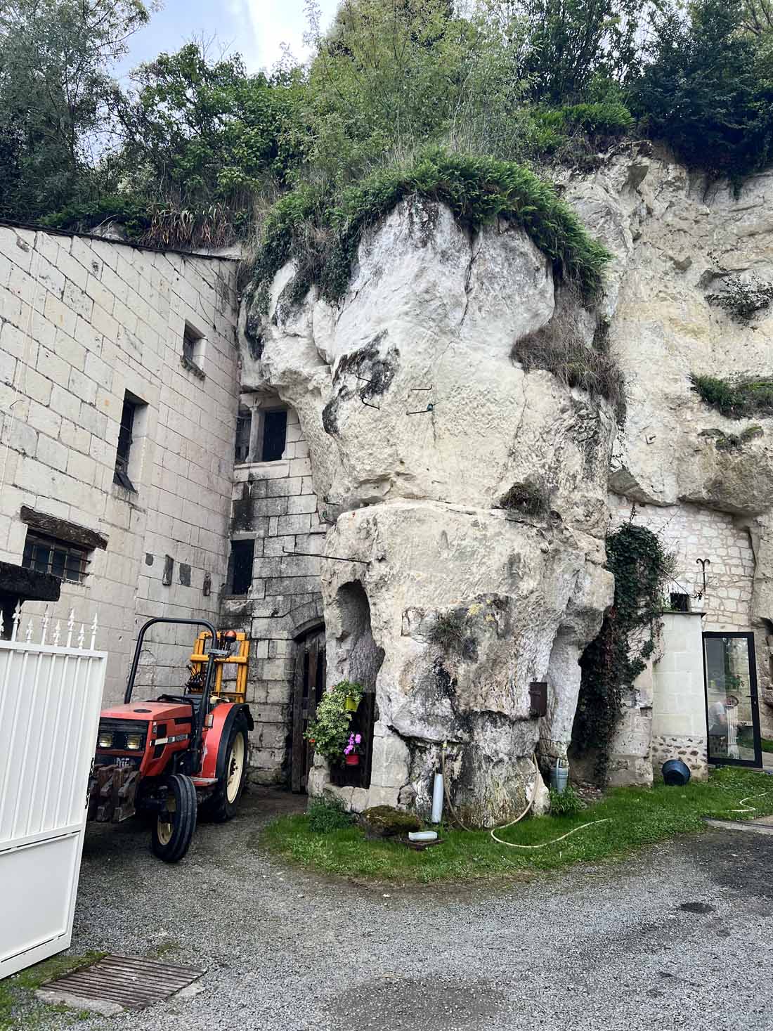 Troglodyte caves at Turquant9